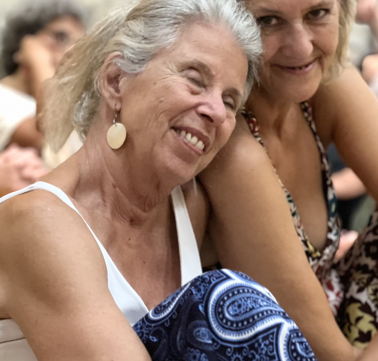 Deux femmes s'enlacent avec bienveillance au sein d'un groupe de Biodanza